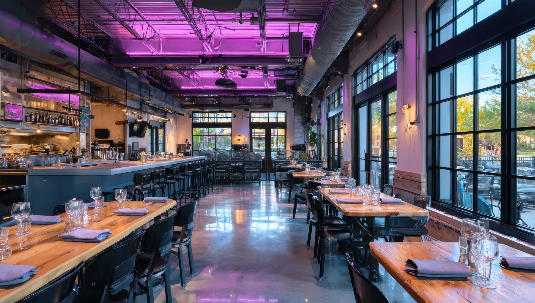 Ausgebauter Gastronomie-Innenraum mit Theke und Sitzbereich